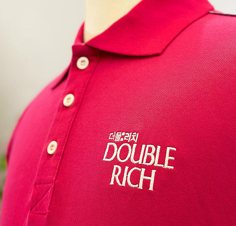 Logo thương hiệu được thêu tỉ mĩ, chắc chắn trên phần ngực áo